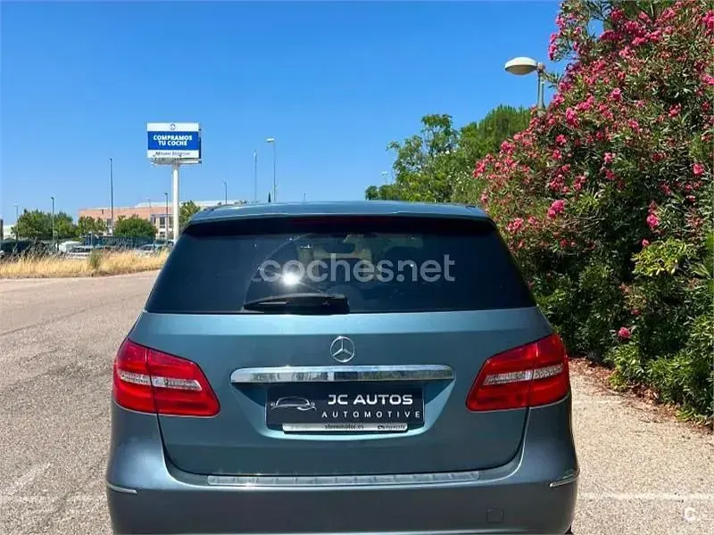 Usado Mercedes B180 109 CV (80 kW) 2014 Gris / plata Utilitario