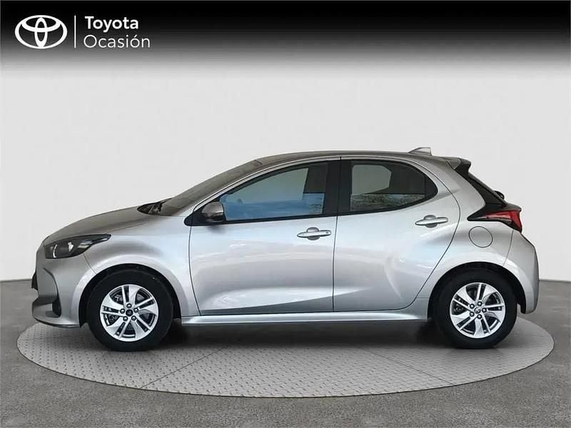 Usado Toyota Yaris Hybrid Active 116 CV (85 kW) 2022 Gris Monovolumen