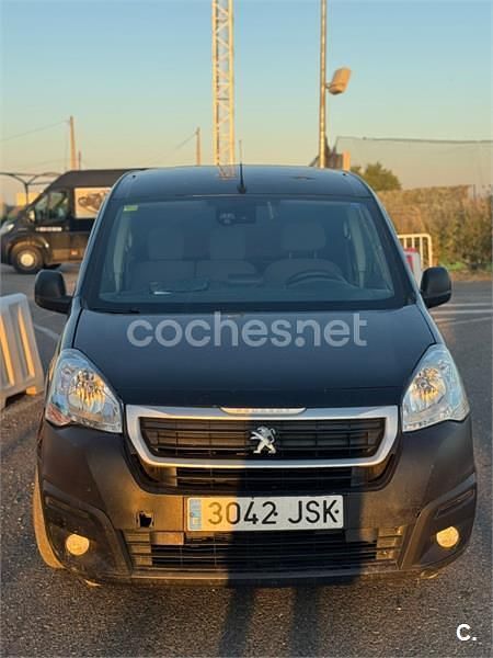 Usado Peugeot Partner Tepee Access 100 CV (73 kW) 2016 Negro Monovolumen