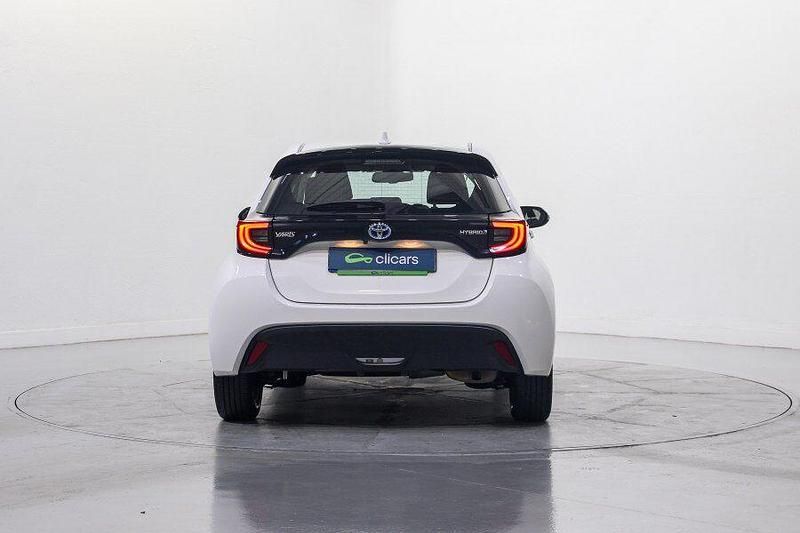 Usado Toyota Yaris Hybrid Active 116 CV (85 kW) 2023 Blanco Berlina