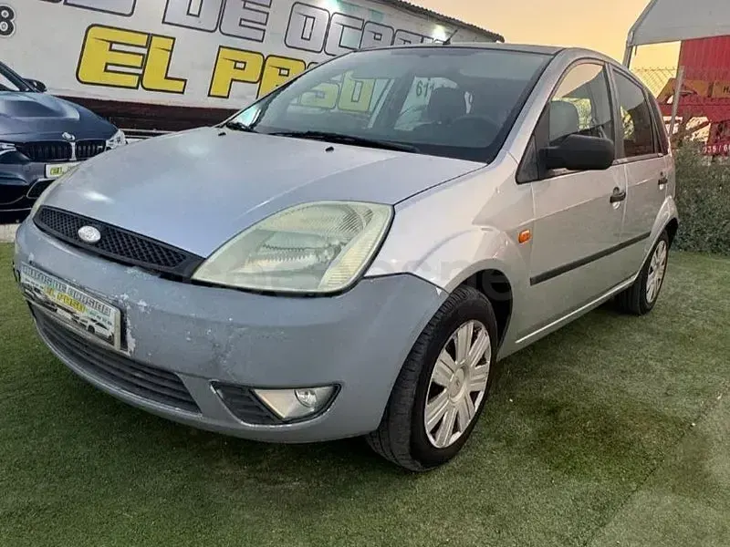 Usado Ford Fiesta Trend 68 CV (50 kW) 2004 Gris / plata Utilitario