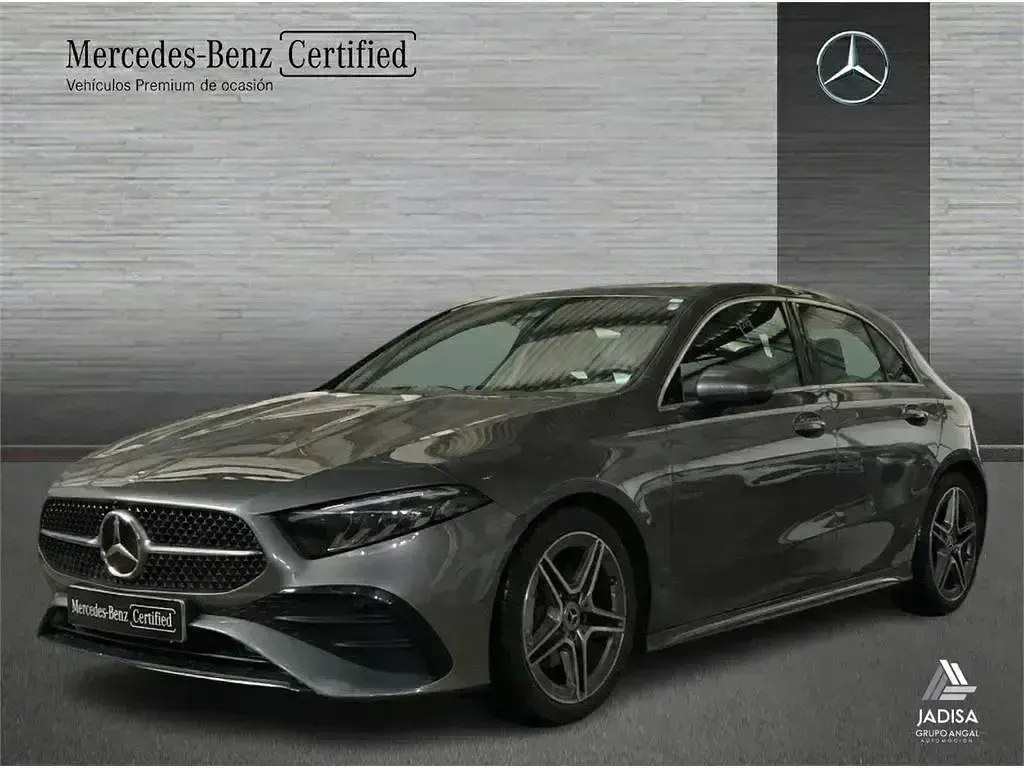 Käytetty Mercedes A180 AMG line 136 HP (100 kW) 2025 Harmaa Sedan