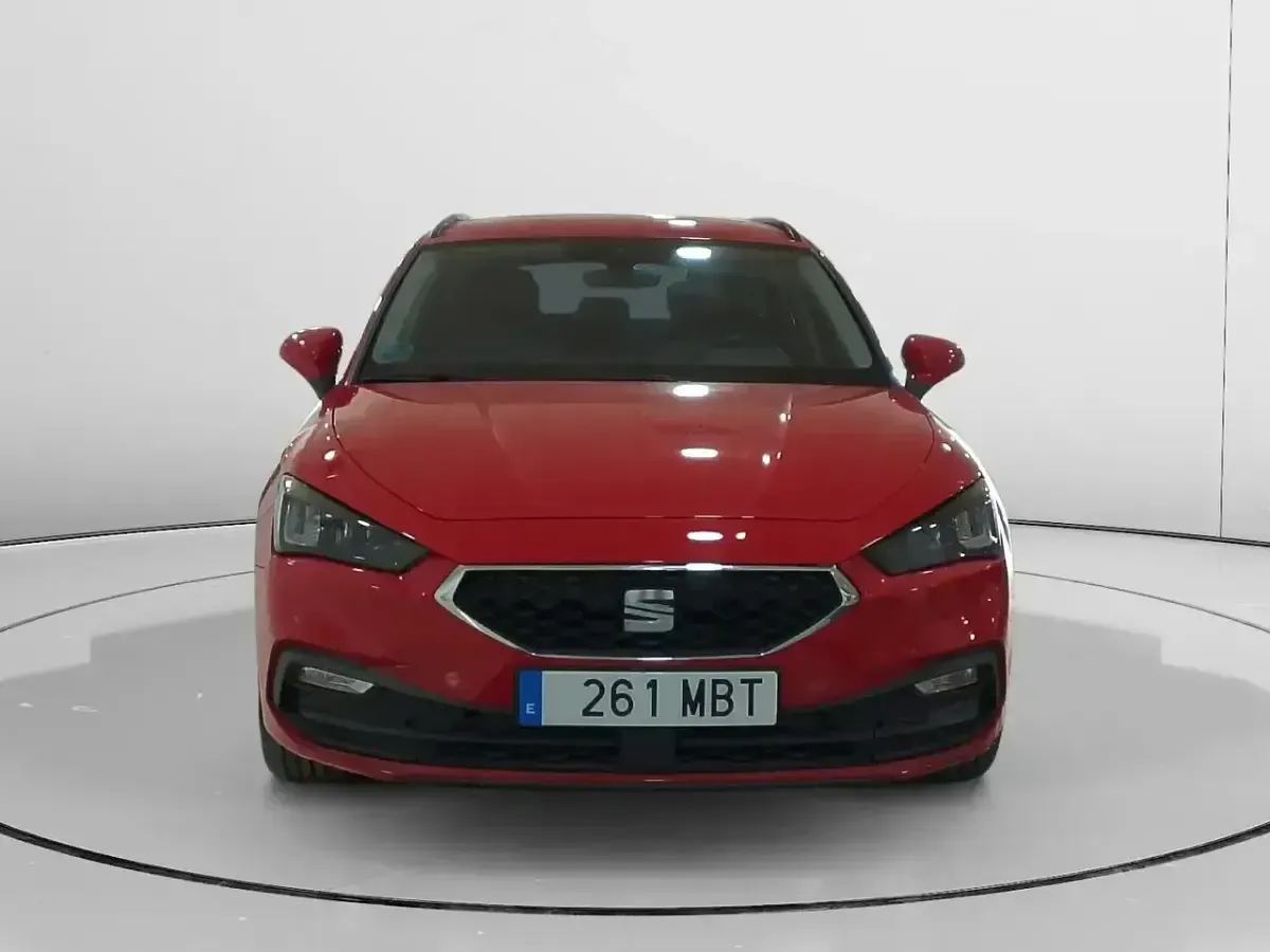Usado Seat Leon Style 116 CV (85 kW) 2022 Rojo Familiar