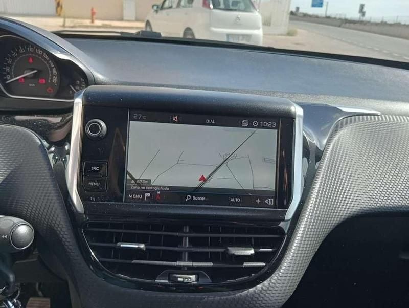 Usado Peugeot 208 75 CV (55 kW) 2018 Plateado Utilitario