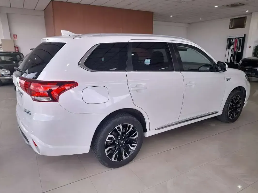 Usado Mitsubishi Outlander P-HEV Motion 224 CV (164 kW) 2018 Blanco SUV