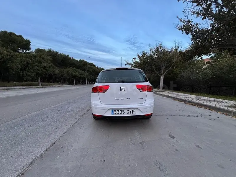 Usado Seat Altea XL Style 105 CV (77 kW) 2010 Blanco Monovolumen