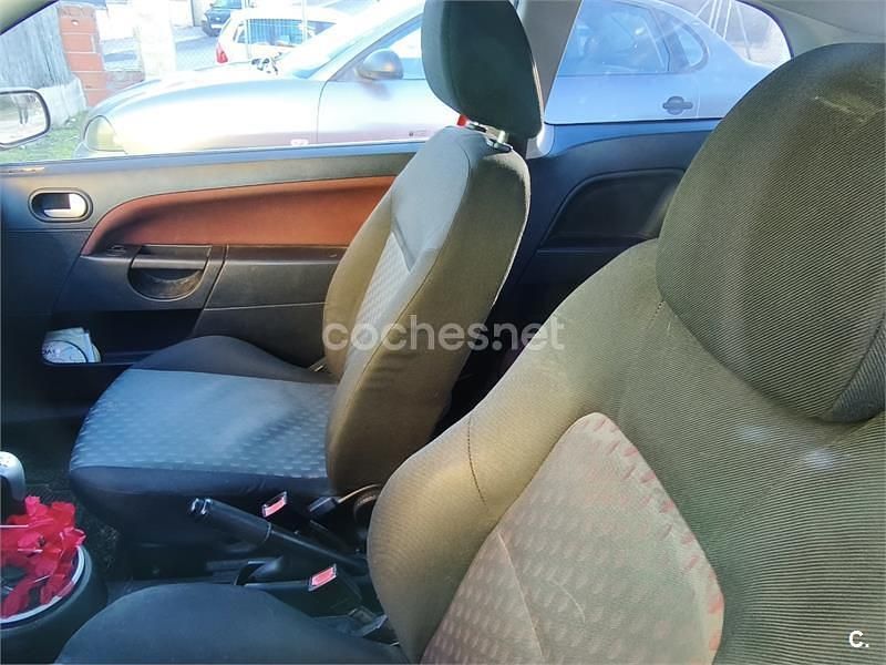 Usado Ford Fiesta 80 CV (58 kW) 2005 Rojo Coupe