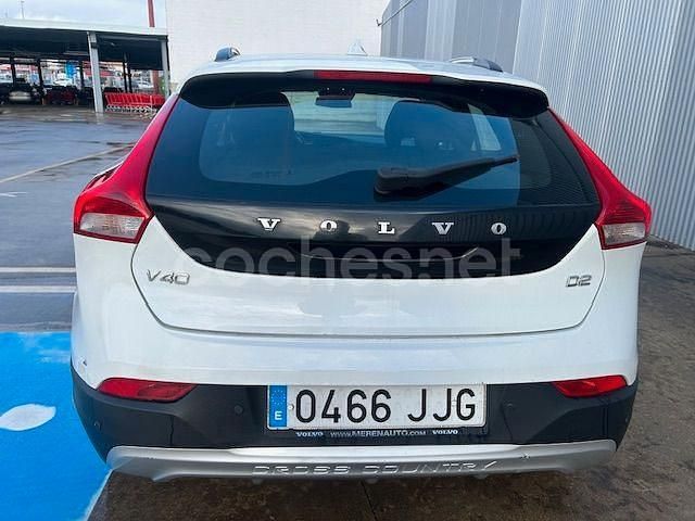 Usado Volvo V40 CC Momentum 115 CV (84 kW) 2015 Blanco Familiar