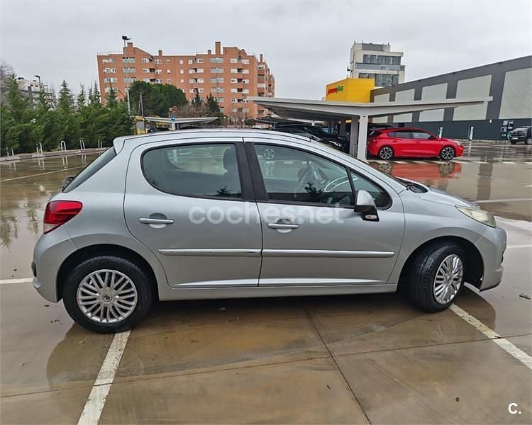 Gris / plata Usado 2012 Peugeot 207 Berlina | 2699 € (Precio justo) - Imagen 1/4