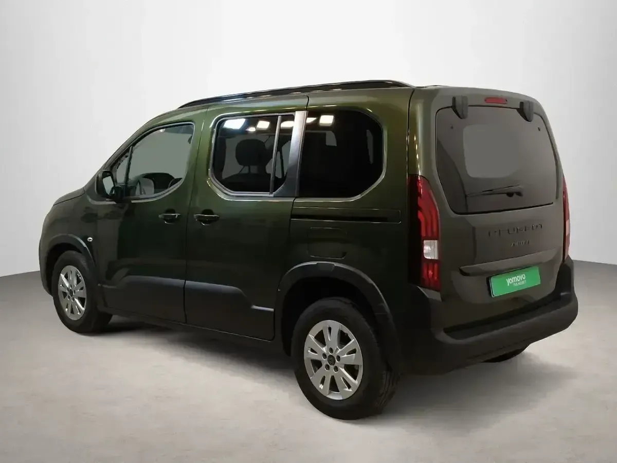 Usado Peugeot Rifter Allure 101 CV (74 kW) 2024 Verde Monovolumen