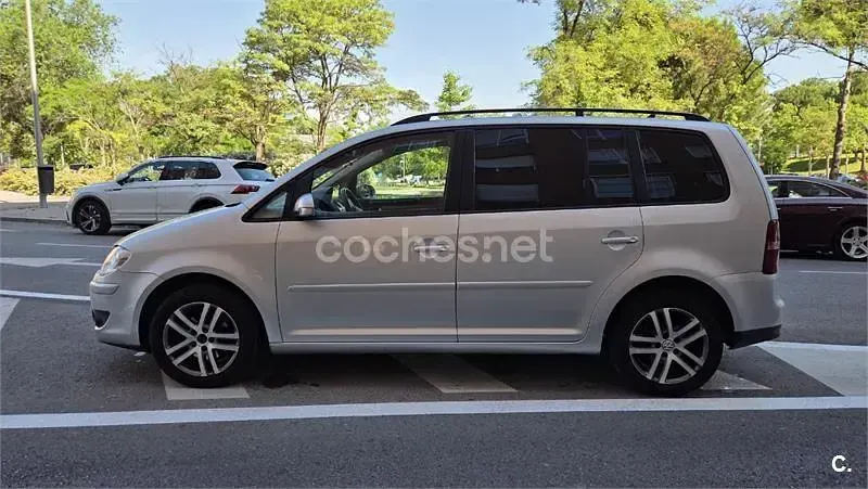 Usado VW Touran 105 CV (77 kW) 2008 Gris / plata Monovolumen