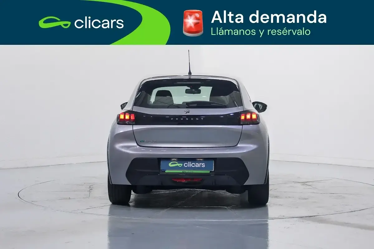 Usado Peugeot e-208 Active 100 kW (136 CV) 2023 Gris Utilitario