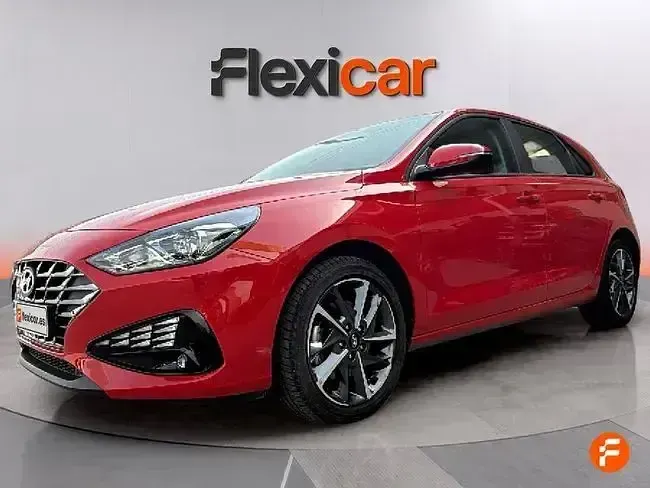 Usado Hyundai i30 110 CV (80 kW) 2022 Rojo Berlina