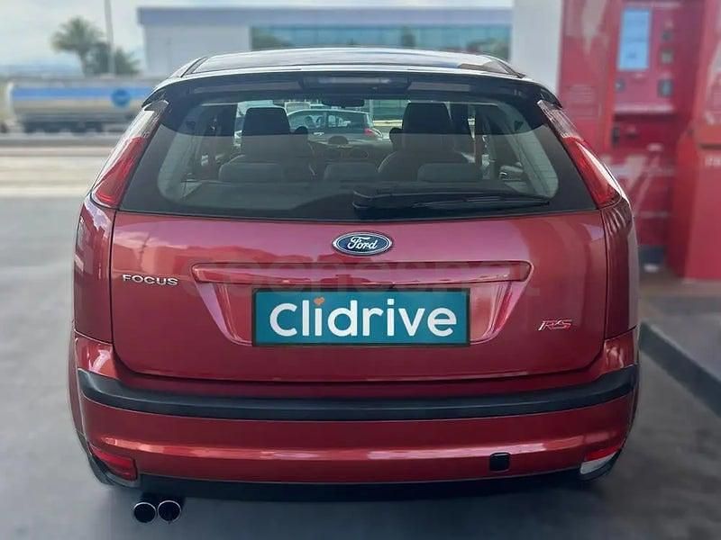 Begagnad Ford Focus Trend 90 HK (66 kW) 2006 Röd Sedan