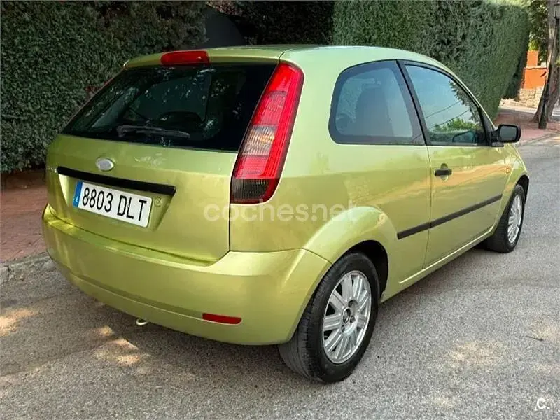 Usado Ford Fiesta 80 CV (58 kW) 2005 Verde Utilitario