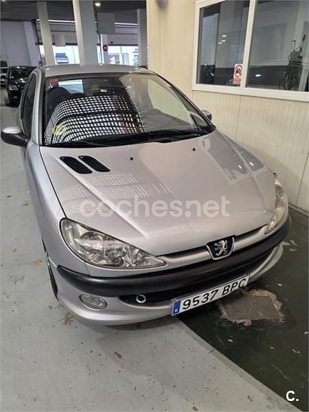 Usado Peugeot 206 75 CV (55 kW) 2001 Gris / plata Berlina