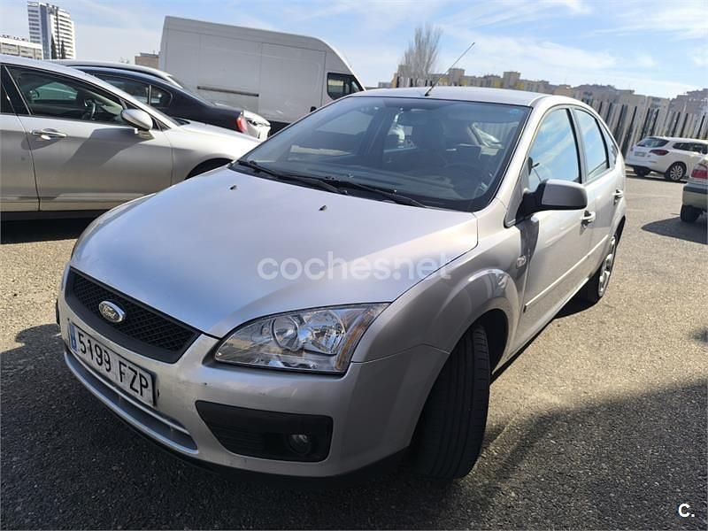Usado Ford Focus Trend 115 CV (84 kW) 2008 Gris / plata Berlina
