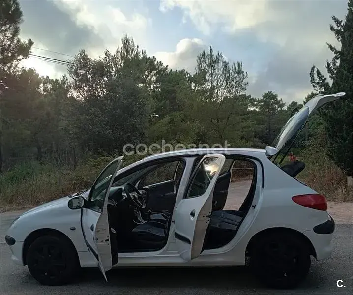 Usado Peugeot 206 70 CV (51 kW) 1999 Blanco Utilitario