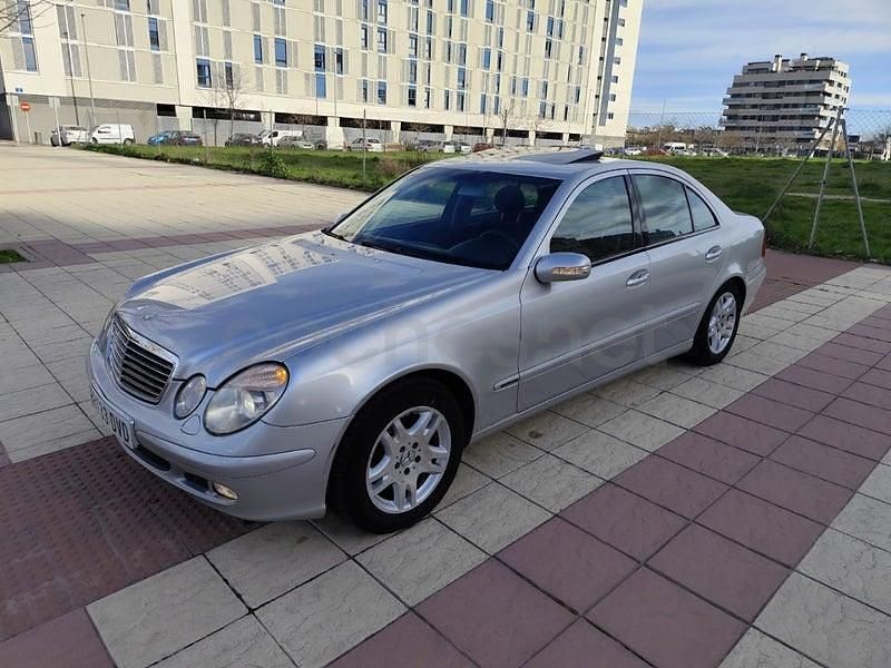 Usado Mercedes E220 Avantgarde 150 CV (110 kW) 2003 Gris / plata Berlina