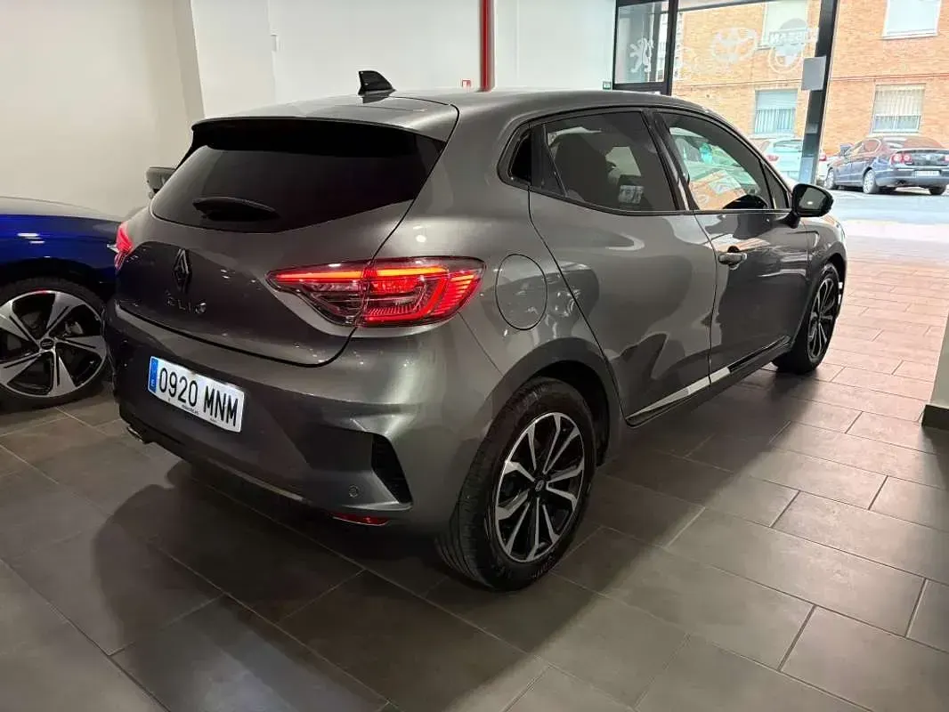 Usado Renault Clio V Techno 91 CV (66 kW) 2024 Gris Utilitario