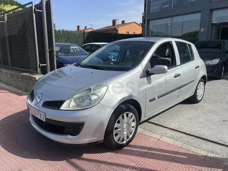 Usado Renault Clio II Authentique 85 CV (62 kW) 2007 Gris / plata Berlina