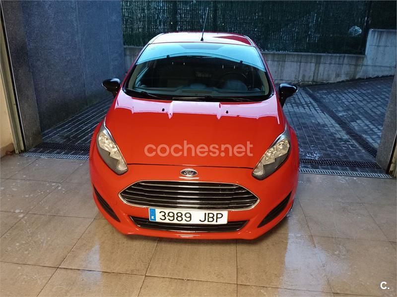 Usado Ford Fiesta Trend 75 CV (55 kW) 2014 Rojo Utilitario