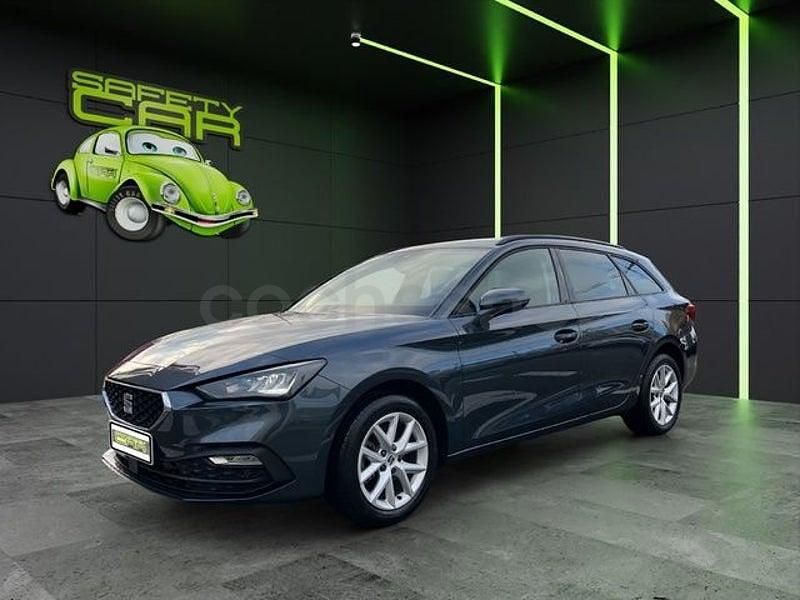 Usado Seat Leon Style 110 CV (80 kW) 2022 Gris / plata Familiar