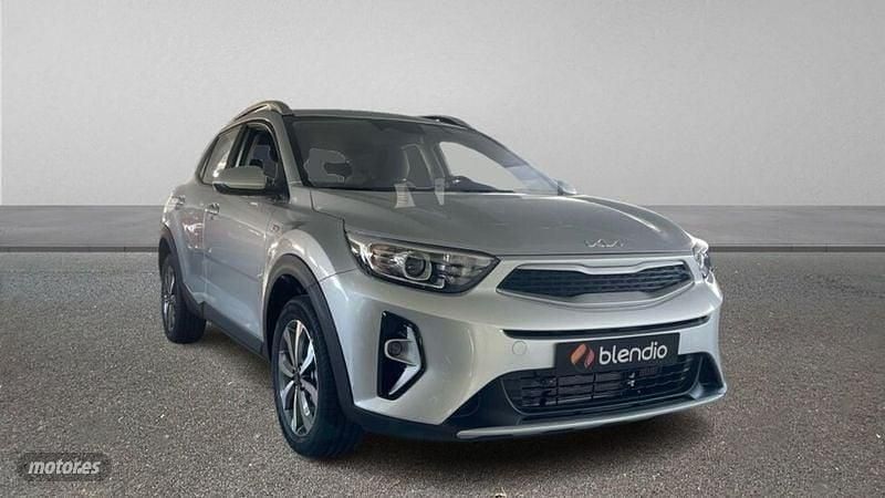 Usado Kia Stonic 100 CV (73 kW) 2025 Plateado SUV