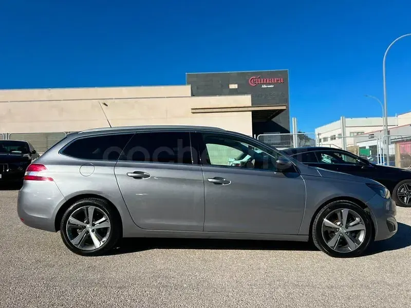 Usado Peugeot 308 SW Active 131 CV (96 kW) 2015 Gris / plata Familiar