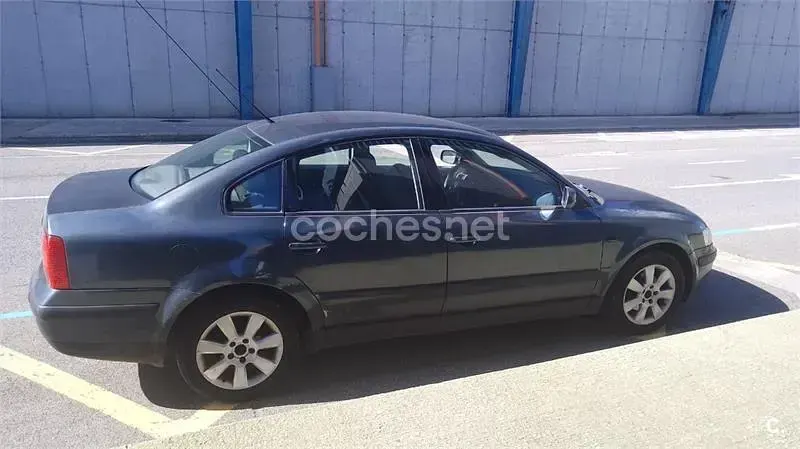 Usado VW Passat Comfortline 110 CV (80 kW) 2000 Azul Familiar
