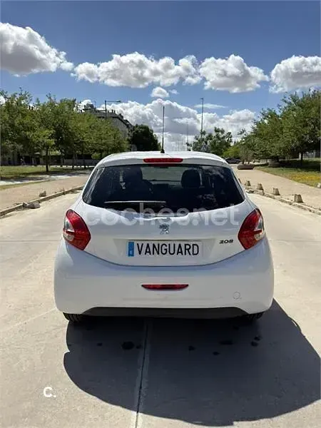 Usado Peugeot 208 Access 82 CV (60 kW) 2015 Blanco Utilitario