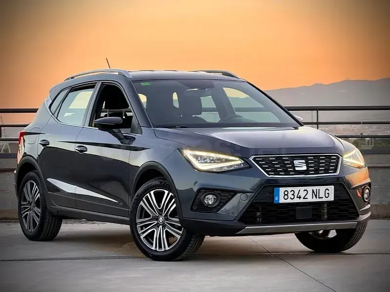 Usado Seat Arona XCELLENCE 90 CV (66 kW) 2020 Gris / plata SUV