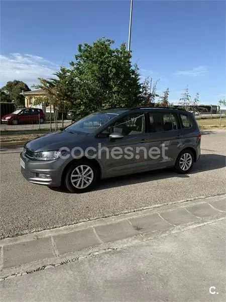 Usado VW Touran Business 115 CV (84 kW) 2017 Gris / plata Monovolumen
