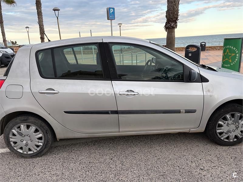 Usado Renault Clio II Authentique 75 CV (55 kW) 2009 Gris / plata Berlina