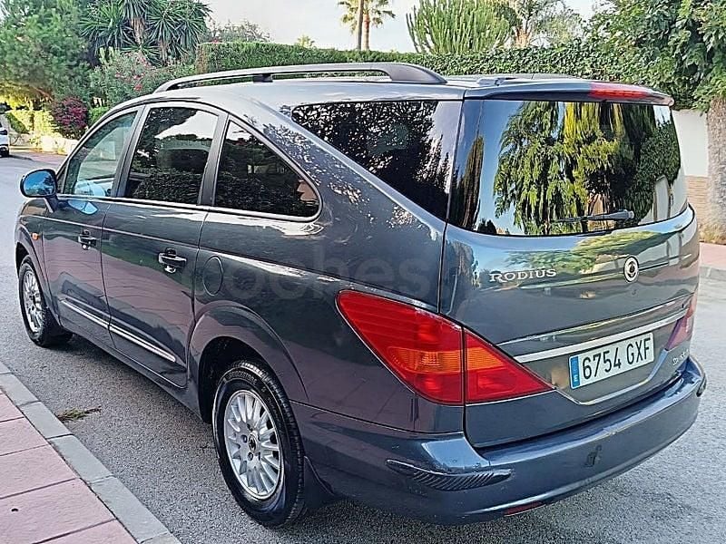 Usado SsangYong Rodius Limited 165 CV (121 kW) 2010 Gris / plata Monovolumen