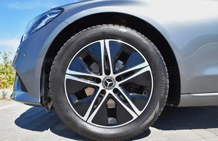 Usado Mercedes 180 122 CV (89 kW) 2020 Gris Berlina