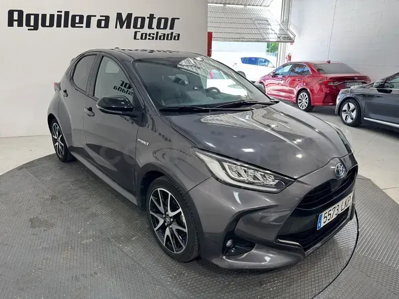 Usado Toyota Yaris Hybrid Style 116 CV (85 kW) 2020 Gris / plata Berlina