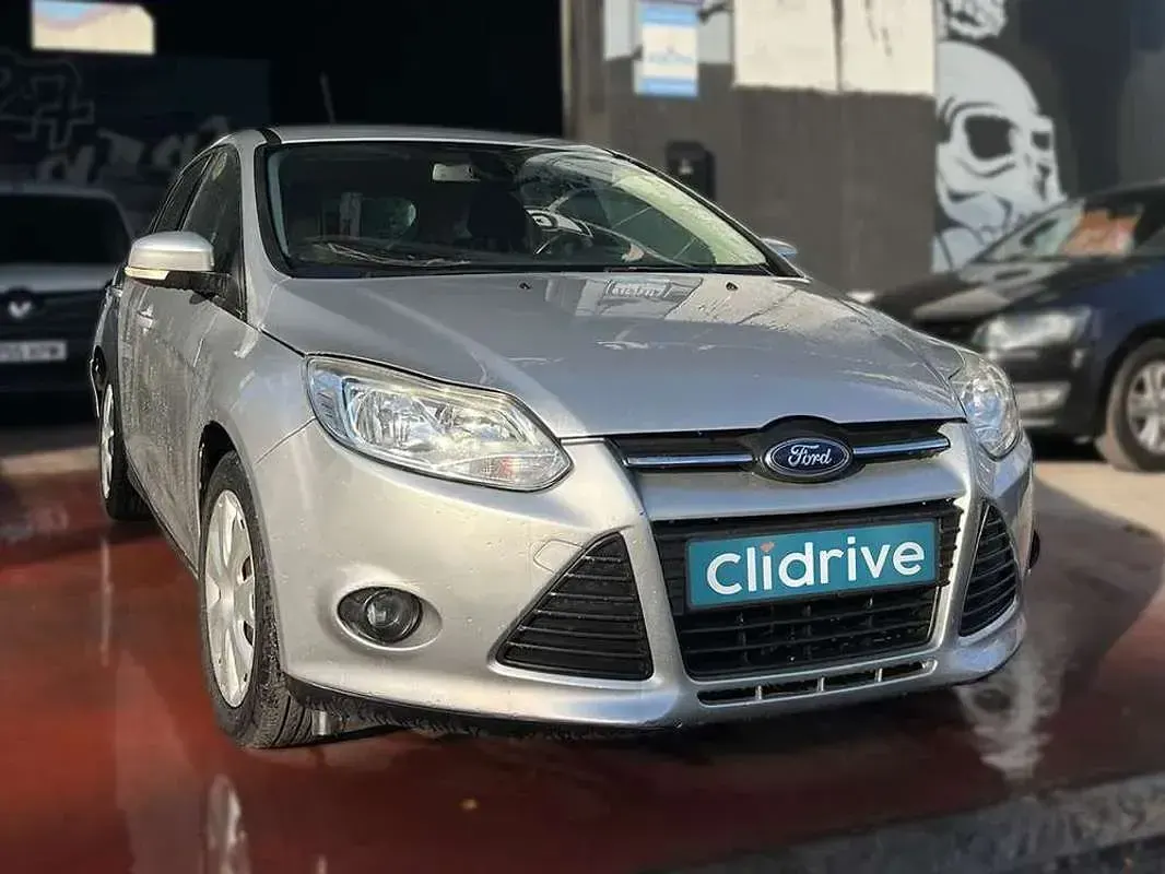 Usado Ford Focus Trend 125 CV (91 kW) 2012 Gris Utilitario