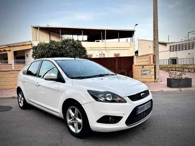 Usado Ford Focus Trend 109 CV (80 kW) 2010 Blanco Berlina