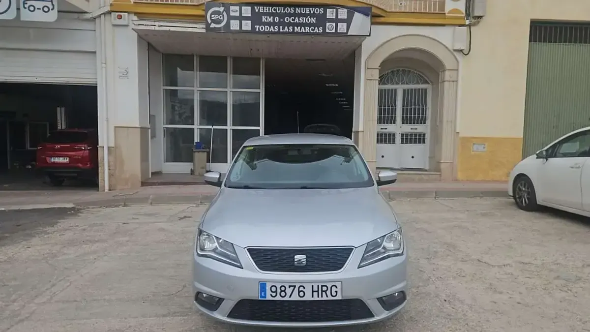 Usado Seat Toledo Reference 105 CV (77 kW) 2013 Plateado Utilitario