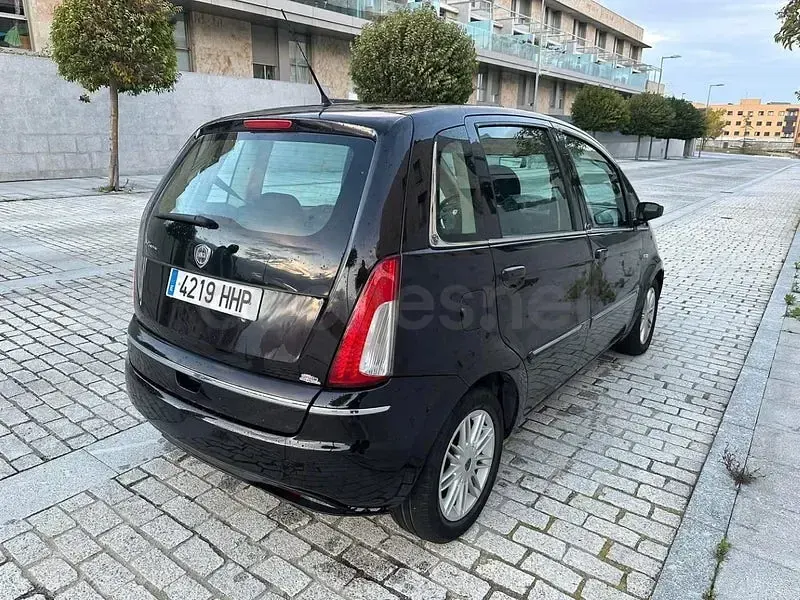 Usado Lancia Musa Gold 95 CV (69 kW) 2011 Negro Monovolumen