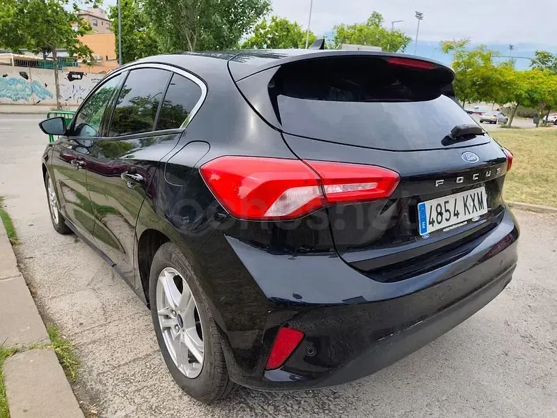 Usado Ford Focus Trend 120 CV (88 kW) 2019 Negro Berlina