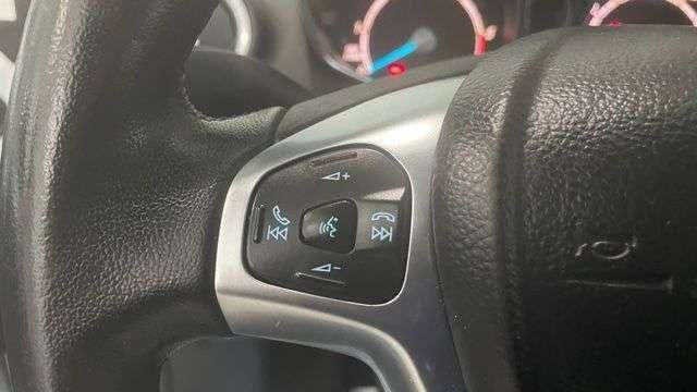 Blanco Usado 2015 Ford Fiesta Trend Utilitario | 6950 € (Un poco caro) - Imagen 1/4