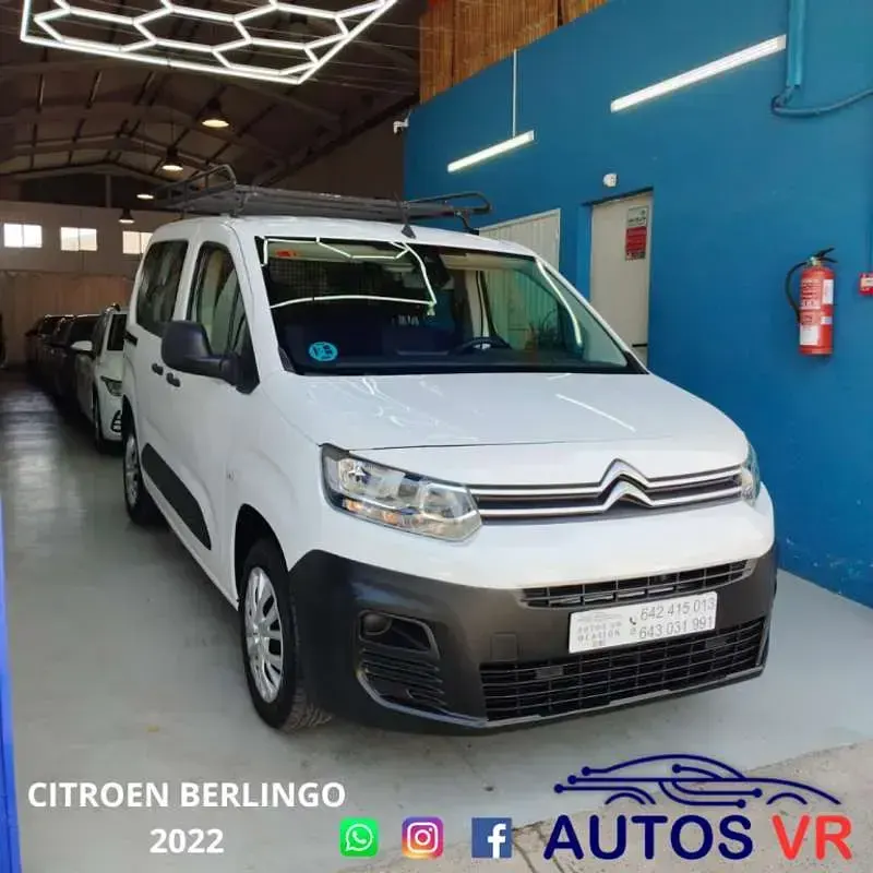 Usado Citroën Berlingo Feel 102 CV (75 kW) 2022 Blanco Monovolumen
