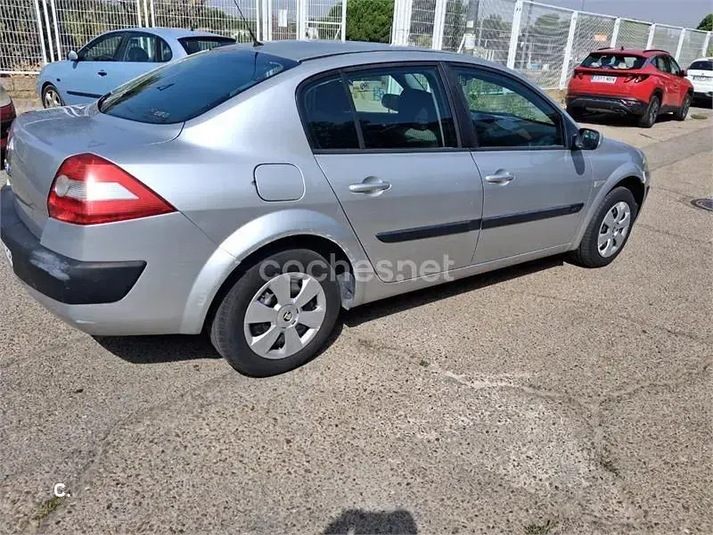 Usado Renault Mégane II Authentique 100 CV (73 kW) 2005 Gris / plata Berlina