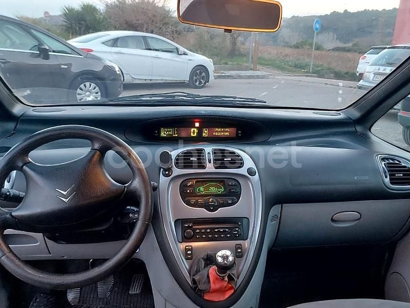 Usado Citroën Xsara Picasso Exclusive 110 CV (80 kW) 2004 Granate Monovolumen