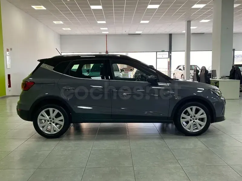 Usado Seat Arona Xperience 115 CV (84 kW) 2025 Gris / plata SUV