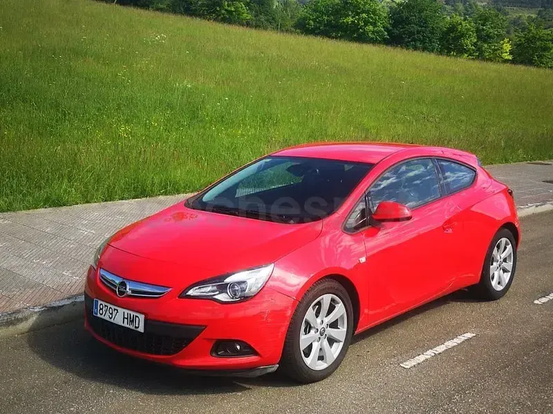 Usado Opel Astra GTC Selective 130 CV (95 kW) 2012 Rojo Berlina