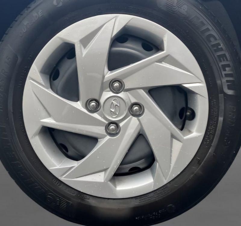 Usado Hyundai i20 84 CV (61 kW) 2022 Plata sleek Utilitario