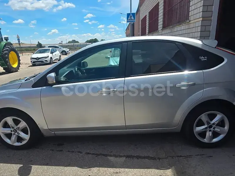 Usado Ford Focus Trend 109 CV (80 kW) 2009 Gris / plata Berlina